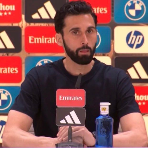 Álvaro Arbeloa: Camavinga əla futbolçudur. Özündən çox şey tələb edir, fiziki keyfiyyətləri də mükəmməldir.

O, müasir futbola çox yaxşı uyğunlaşır. Təbii ki, biz həmişə inkişaf etməsini istəyirik, ondan nə istədiyimizi də deyirik. O, bizim üçün vacib olacaq.