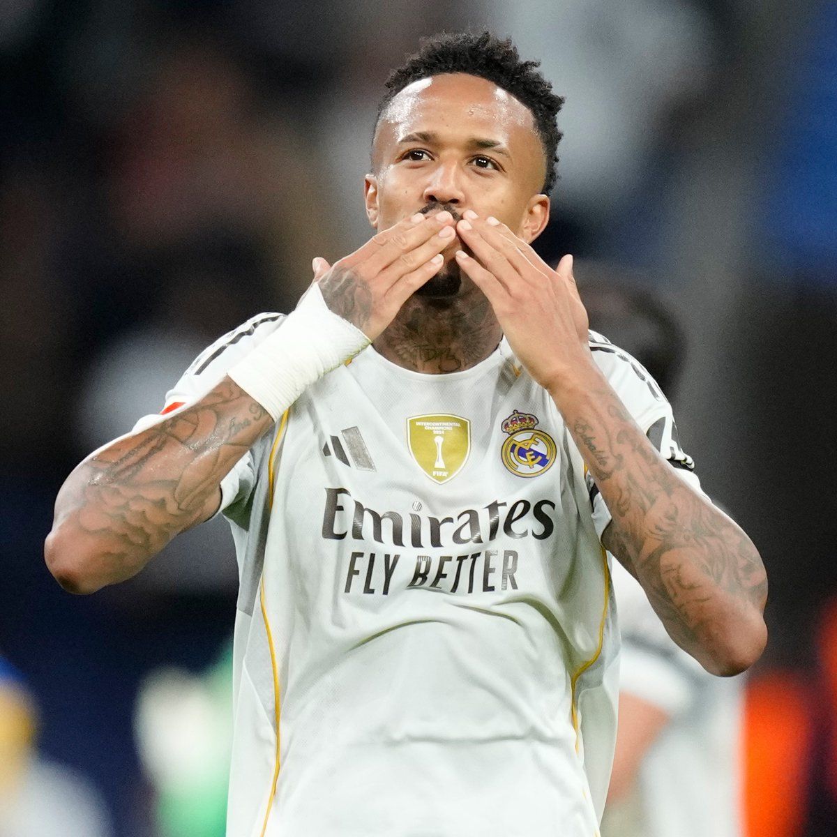 Álvaro Arbeloa: O yaxşı vəziyyətdə olanda, Éder Militão sözsüz ki, dünyanın ƏN YAXŞISIdır.

Fiziki baxımdan dominant futbolçudur, birə-bir duellərdə çox açıq sahəni müdafiə edir, havada çox güclüdür. Topu oyuna yaxşı çıxarır, mentaliteti, xarakteri, lider səsi var.