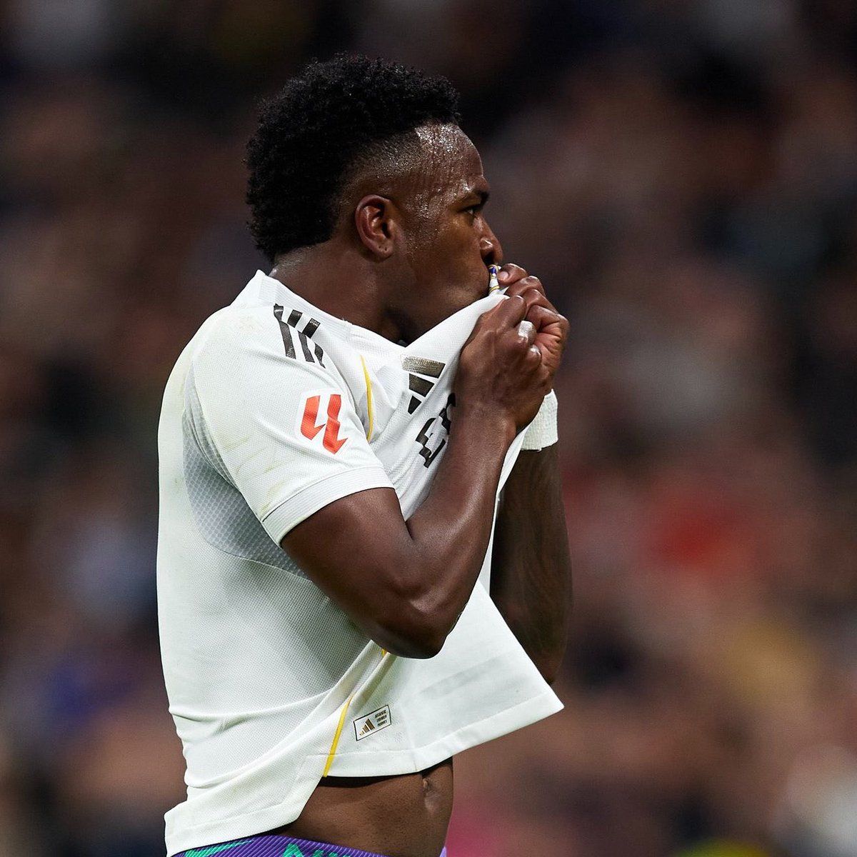 Arbeloa Vini Jr-in yenə fitə basılması barədə: Vinicius haqqında nə düşündüyümü bilirsiniz. Məşqçi kimi mənim üçün, Madrid oyunçusu kimi və göstərdiyi performans baxımından onun nə ifadə etdiyini.

Fiti səsləri azarkeşlərimizin tələbkarlığının bir hissəsidir. Mən bunu normal və təbii qarşılayıram. Başqaları gərgin atmosfer görəcək. Bizim hiss etdiyimiz bir şey varsa, o da azarkeşlərimizin dəstəyidir. Başqa heç nə istəyə bilmərik.