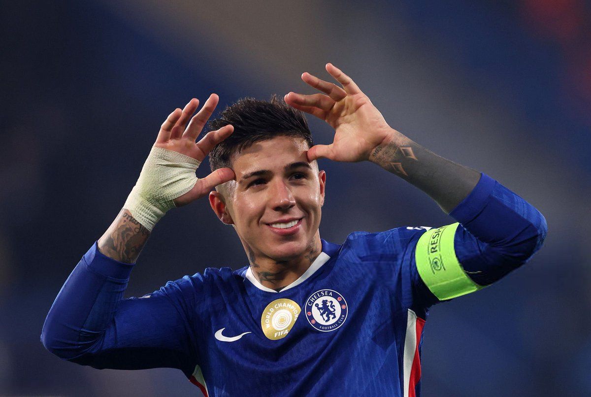 Enzo Fernández-in meneceri Javier Pastore: Chelsea ilə eyni fikirdəyik. Dünən barışdıq. Əslində heç bir problem yox idi. Havanı təmizlədik.

Oun açıqlamaları Chelsea-də problem yaratmaq məqsədi daşımırdı. O, kapitan, komandanın liderlərindən biridir və bu mövsüm meydanda ən yaxşı formasını göstərib,  deyə @TopMercato-ya bildirib.